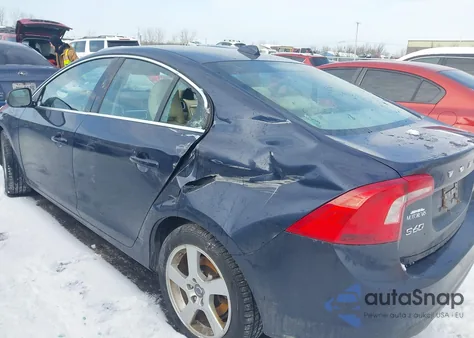2013 Volvo S60 T5/T5 Platinum/T5 Premier/T5 Premier Plus z USA, uszkodzony, nr VIN YV1612FHXD2173643